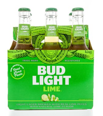 Winneconne - 4 Haziran 2018: Budlight kireç ışık lager altı paketi demlenmiş gerçek limon kabukları bira izole bir arka plan üzerinde ile.