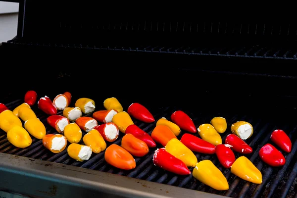 Pimientos Rellenos Con Queso Crema Cocidos Parrilla —  Fotos de Stock