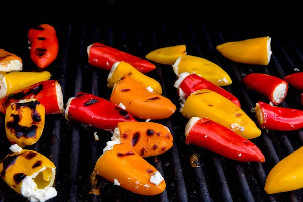 Pimientos Rellenos Con Queso Crema Cocidos Parrilla —  Fotos de Stock