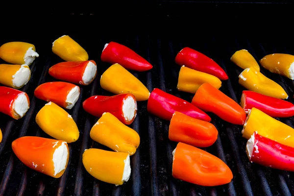 Pimientos Rellenos Con Queso Crema Cocidos Parrilla —  Fotos de Stock