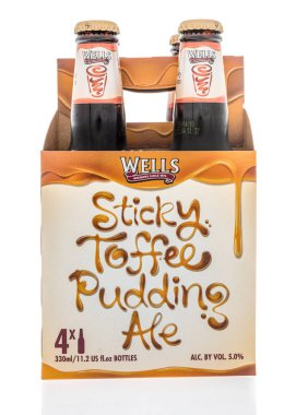 Winneconne - 8 Haziran 2018: Wells sticky toffee puding bira bira izole bir arka plan üzerinde altı paketi.