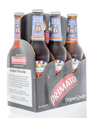 Winneconne - 8 Haziran 2018: Primator İngilizce soluk ale bira izole bir arka plan üzerinde altı paketi.