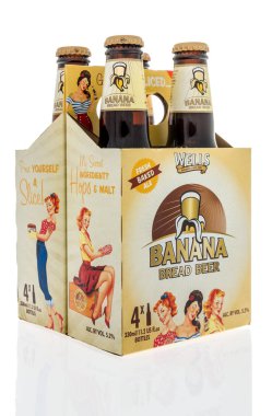 Winneconne - 10 Haziran 2018: Wells muz ekmek bira izole bir arka plan üzerinde dört bir paket.