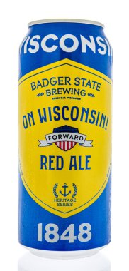 Winneconne - 10 Haziran 2018: Wisconsin üzerinde kırmızı bira bira izole bir arka plan üzerinde porsuk devletin tek bir olabilir.