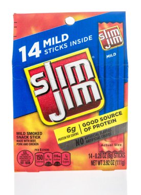 Winneconne - 12 Haziran 2018: Slim Jim hafif sopalarla izole bir arka plan üzerinde bir paket.