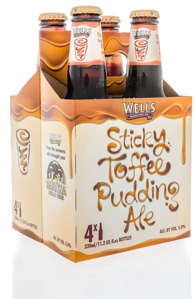 Winneconne - 8 Haziran 2018: Wells sticky toffee puding bira bira izole bir arka plan üzerinde altı paketi.