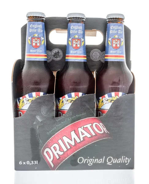 Winneconne - 8 Haziran 2018: Primator İngilizce soluk ale bira izole bir arka plan üzerinde altı paketi.