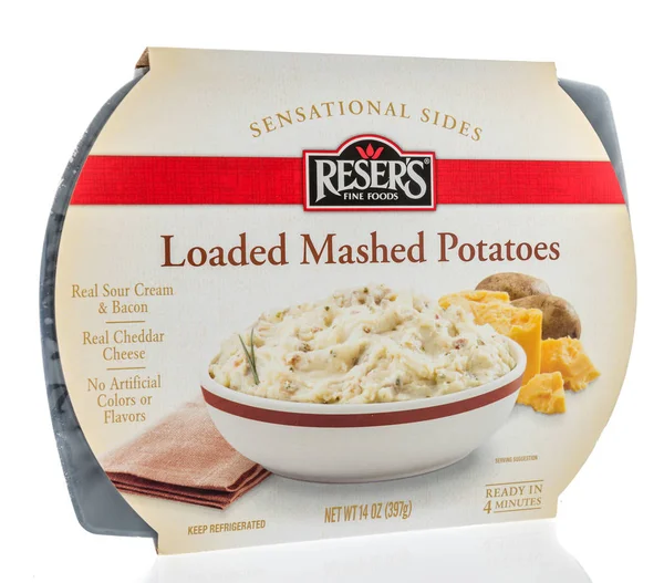 Winneconne - 8 Haziran 2018: Reser'ın güzel yiyecekler sansasyonel iki tarafın bir paket patates püresi izole bir arka plan üzerinde yüklü.