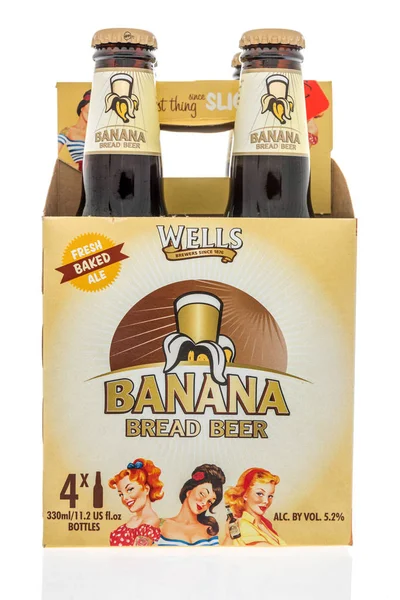 Winneconne - 10 Haziran 2018: Wells muz ekmek bira izole bir arka plan üzerinde dört bir paket.