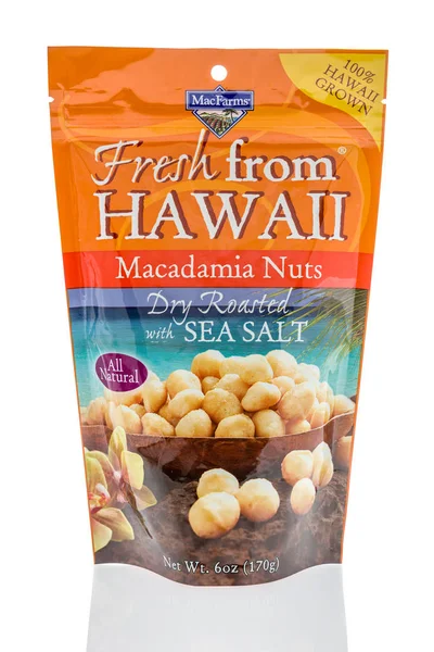 Winneconne - 12 Haziran 2018: Macfarms Hawaii macadamia fıstığı izole bir arka plan üzerinde taze bir torba.