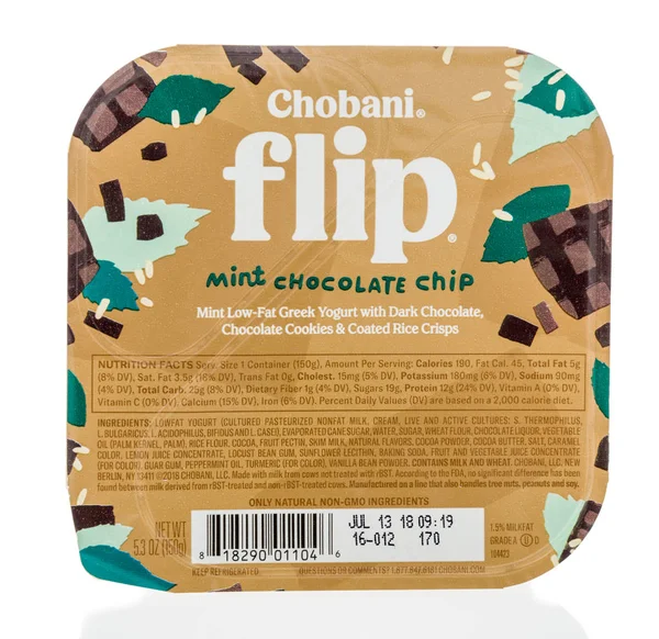 Winneconne, Wi - 13 Haziran 2018: Chobani bir paket nane çikolatalı yoğurt izole bir arka plan üzerinde ters çevir.