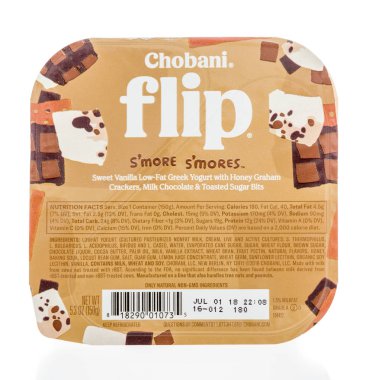 Winneconne, Wi - 13 Haziran 2018: Chobani bir paket flip s'more s'mores yoğurt izole bir arka plan üzerinde.