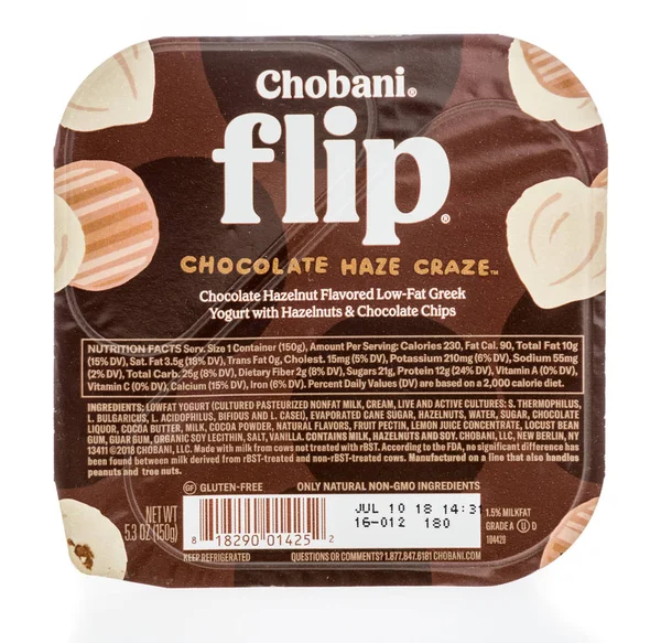 Winneconne, Wi - 13 Haziran 2018: Chobani bir paket çikolata haze çılgınlığı yoğurt izole bir arka plan üzerinde ters çevir.