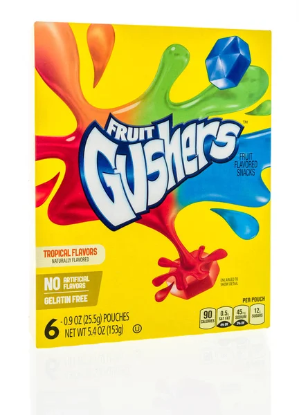 Winneconne - 2 Mayıs 2018: meyve Gushers bir kutu içinde izole bir arka plan üzerinde tropikal lezzet.