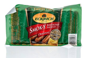 Winneconne, Wi - 17 Haziran 2018: Eckrich smok-y kahvaltı sausaage izole bir arka plan üzerinde bir paket.