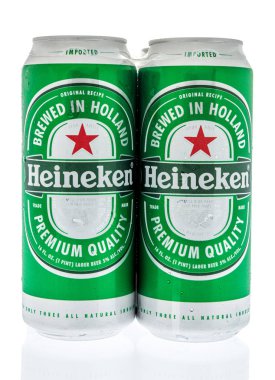 Winneconne, Wi - 17 Haziran 2018: Heineken bira kutular izole bir arka plan üzerinde dört bir paket.