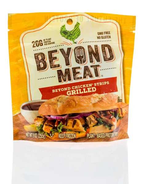 Winneconne, Wi - 17 Haziran 2018: et ötesinde bir paket ötesinde tavuk ızgara şeritler ile bitki esaslı protein izole bir arka plan üzerinde.