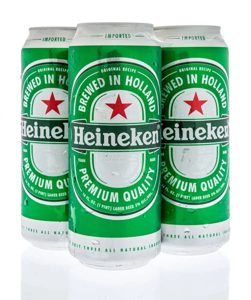 Winneconne, Wi - 17 Haziran 2018: Heineken bira kutular izole bir arka plan üzerinde dört bir paket.