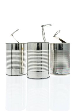 Üç teneke kutular ile kolay kapakları ile çekme sekmeleri açın..