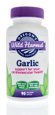 Winneconne, Wi - 1 Temmuz 2018: Oregon'ın yabani hasat sarımsak ek izole bir arka plan üzerine bir şişe.