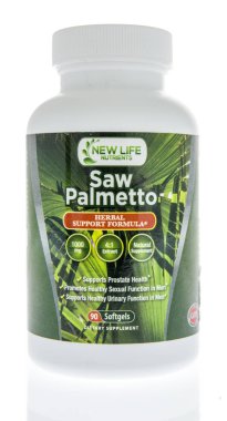 Winneconne, Wi - 1 Temmuz 2018: yeni Live besin saw palmetto ek izole bir arka plan üzerine bir şişe.