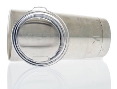 Winneconne, Wi - 1 Temmuz 2018: A Yeti rambler izole bir arka plan üzerinde.