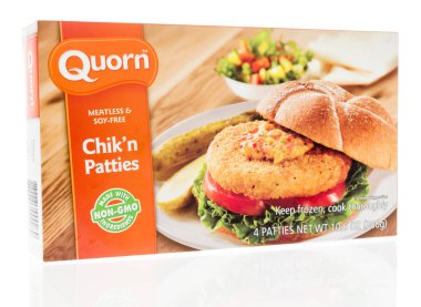 Winneconne, Wi - 1 Temmuz 2018: Quorn etsiz chik'n köftesi izole bir arka plan üzerine bir kutu.