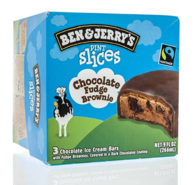 Winneconne, Wi - 1 Temmuz 2018: Ben and Jerry'nin pint bir kutu çikolata fudge kek lezzet izole bir arka plan üzerinde dondurma çubukları dilimler.