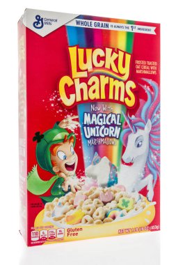 Winneconne, Wi - 1 Temmuz 2018: bir kutu izole bir arka plan üzerinde sihirli unicorn hatmi ile Lucky Charms tahıl.