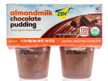 Winneconne, Wi - 1 Temmuz 2018: Zen almondmilk çikolatalı puding izole bir arka plan üzerinde bir paket.