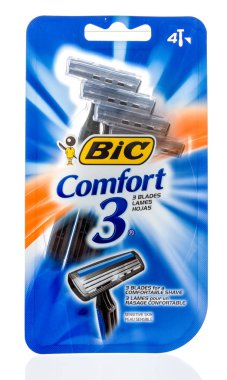 Winneconne, Wi - 4 Temmuz 2018: BIC konfor 3 tıraş jilet izole bir arka plan üzerinde bir paket.