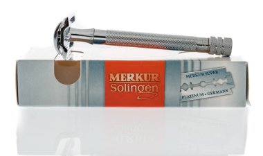 Winneconne, Wi - 4 Temmuz 2018: Merkur Solingen Çift Kişilik Emanet jilet izole bir arka plan üzerinde bir paket.