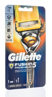 Winneconne, Wi - 4 Temmuz 2018: Gillette Fusion Proshield 5 tıraş jilet izole bir arka plan üzerinde bir paket.