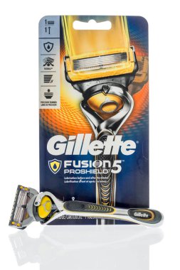 Winneconne, Wi - 4 Temmuz 2018: Gillette Fusion Proshield 5 tıraş jilet izole bir arka plan üzerinde bir paket.