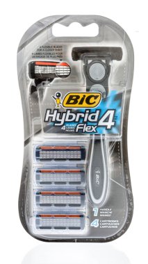 Winneconne, Wi - 4 Temmuz 2018: BIC hibrid 4 tek kullanımlık tıraş jilet izole bir arka plan üzerinde bir paket.