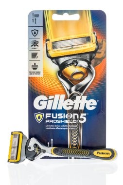 Winneconne, Wi - 4 Temmuz 2018: Gillette Fusion Proshield 5 tıraş jilet izole bir arka plan üzerinde bir paket.
