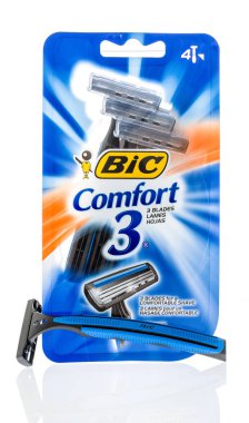 Winneconne, Wi - 4 Temmuz 2018: BIC konfor 3 tıraş jilet izole bir arka plan üzerinde bir paket.