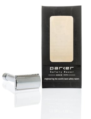 Winneconne, Wi - 13 Temmuz 2018: Parker 99r Emanet jilet izole bir arka plan üzerinde bir paket.