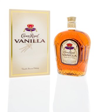 Winneconne, Wi - 16 Temmuz 2018 - A şişe Crown Royal izole bir arka plan üzerinde kutusu ile vanilya lezzet.