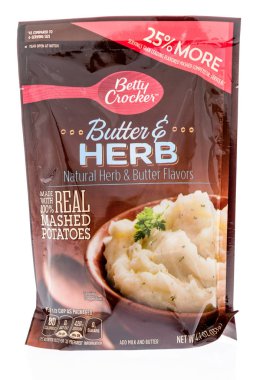Winneconne, Wi - 18 Temmuz 2018 - bir paketi Betty Crocker anlık patates izole bir arka plan üzerinde.