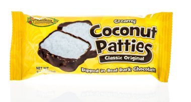 Winneconne, Wi - 21 Temmuz 2018 - bir paket kremsi Hindistan cevizi köftesi orijinal klasik Anastasia tarafından izole bir arka plan üzerinde şekerlemelerde..