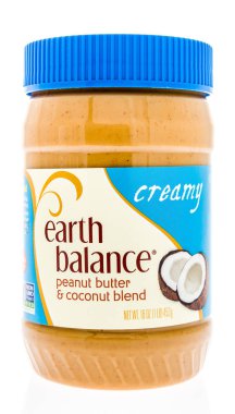 Winneconne, Wi - 21 Temmuz 2018 - Dünya denge fıstık ezmesi ve Hindistan cevizi bir kavanoz karışım izole bir arka plan üzerinde.