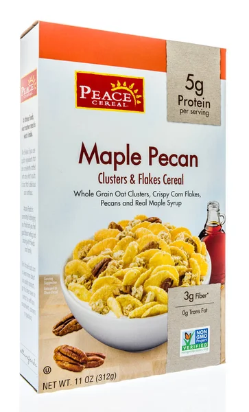 Winneconne, Wi - 21 Temmuz 2018 - A box maple fındıklı lezzet izole bir arka plan üzerinde barış organik tahıl.