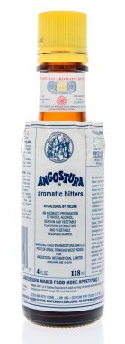 Aromatik Angostura apsent izole bir arka plan üzerinde Winneconne, Wi - 16 Temmuz 2018 - A şişe.