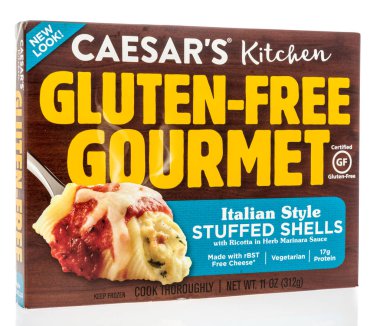 Winneconne, Wi - 25 Temmuz 2018 - Caaser'ın mutfak glutensiz gurme İtalyan tarzı bir kutu kabukları izole bir arka plan üzerinde doldurulmuş..