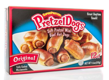 Winneconne, Wi - 25 Temmuz 2018 - A box arkası süper simit yumuşak pretzel mini sığır eti sosisli izole bir arka plan üzerinde.