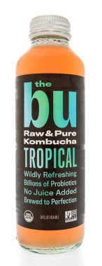 Bu ham ve saf Kombucha lezzet izole bir arka plan üzerinde Winneconne, Wi - 25 Temmuz 2018 - A şişe.