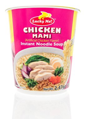 Lucky Winneconne, Wi - 25 Temmuz 2018 - A fincan bana Anlık Noodle çorba tavuk Mami lezzet izole bir arka plan üzerinde.