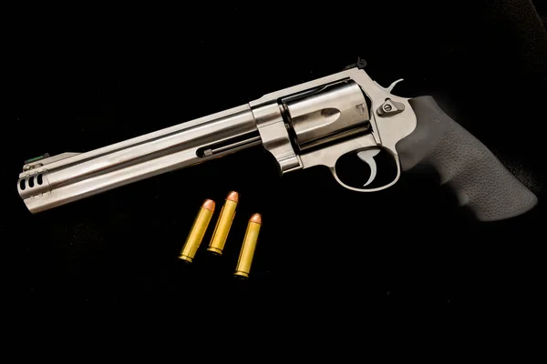 Revólver 500 Magnum Com Munições Num Fundo Isolado — Fotografia de Stock