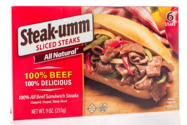 Winneconne, Wi - 30 Temmuz 2018: bir kutu biftek-um dilimlenmiş biftek izole bir arka plan üzerinde